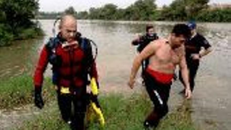 Los bomberos rastrean quince horas el Ebro en busca del niño ahogado