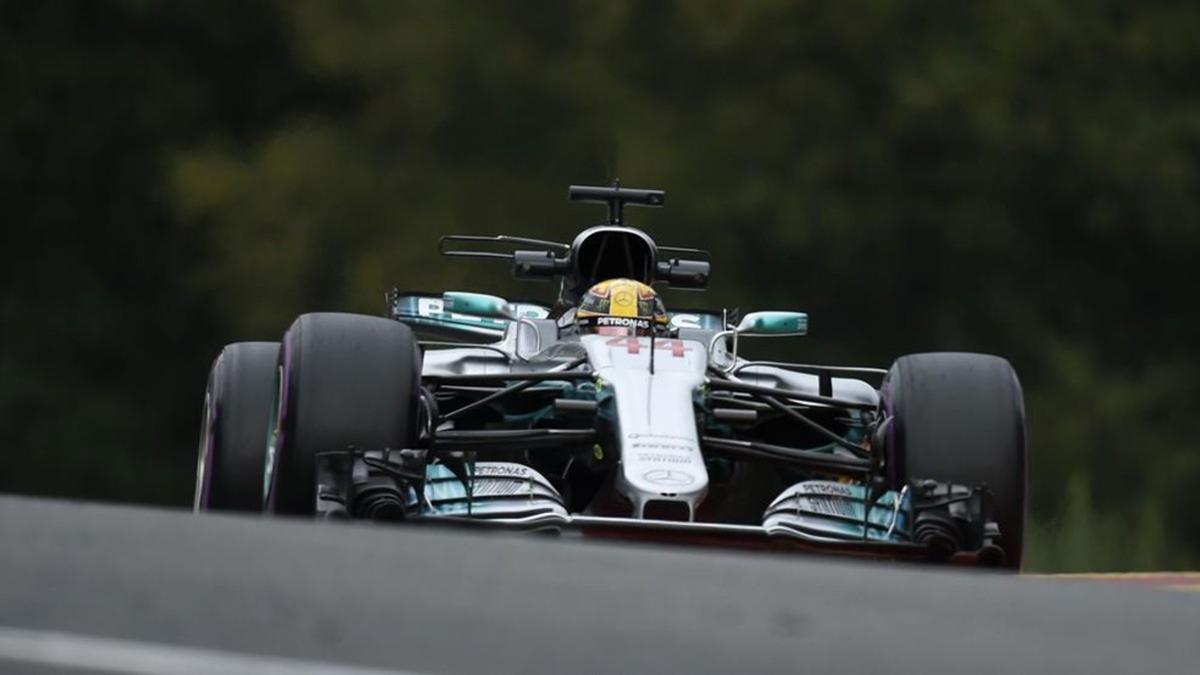 Lewis Hamilton conduce su Mercedes en el circuito de Spa