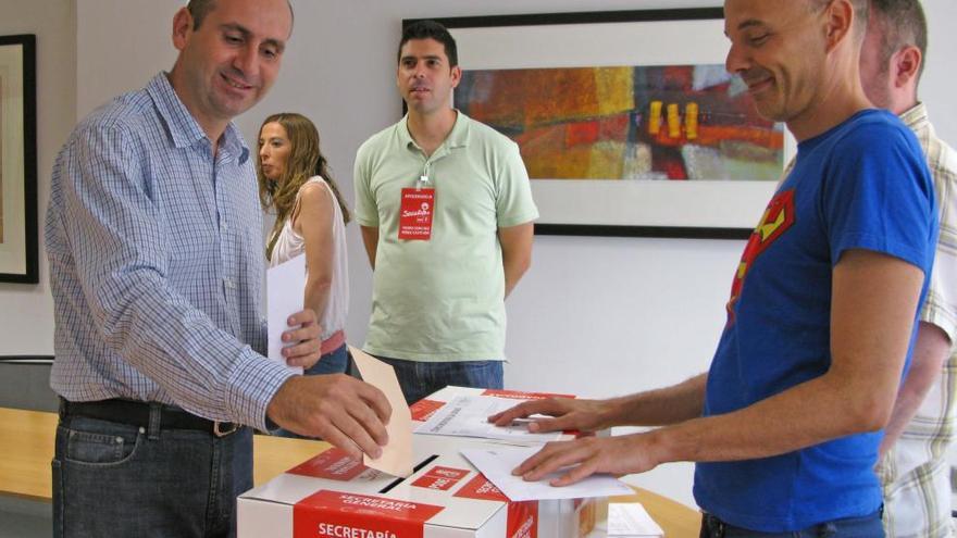 El secretario de Política Institucional del PSOE de Andalucía, Francisco Conejo, votando en la sede provincial del PSOE de Málaga.