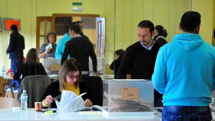 Una mesa electoral en Ribadumia. // I.Abella