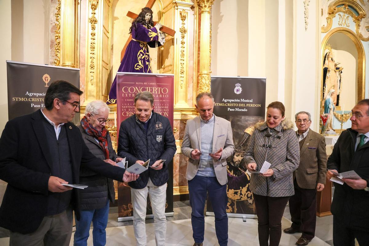 Representanes del Ayuntamiento y de los pasos durante la presentación.