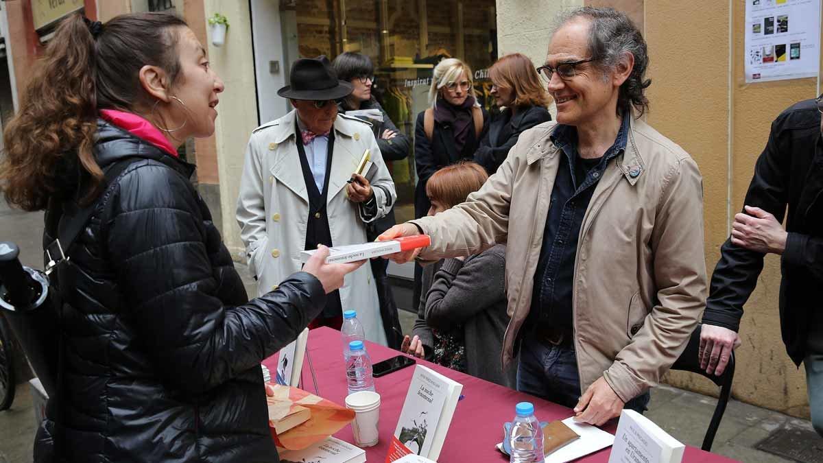 Javier Pérez Andújar junto a una lectora en Taifa Llibres.
