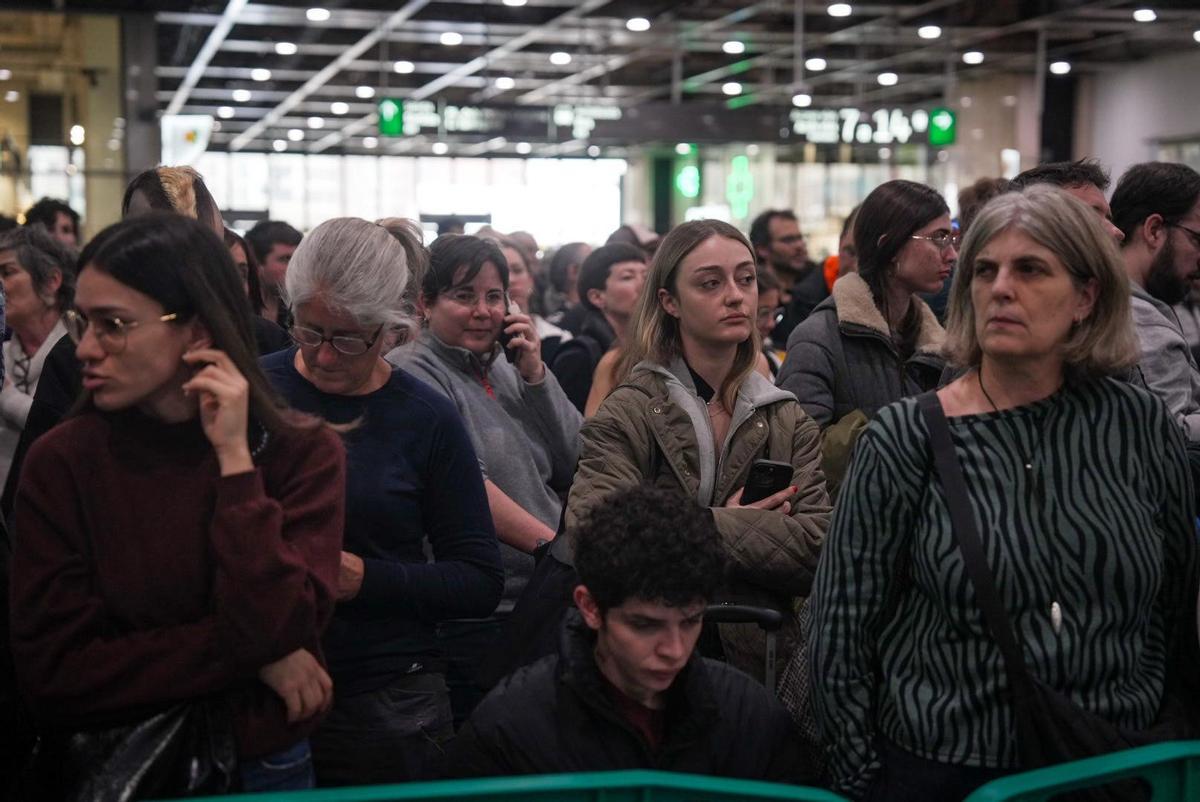 Caos y aglomeraciones en la estación de Sants