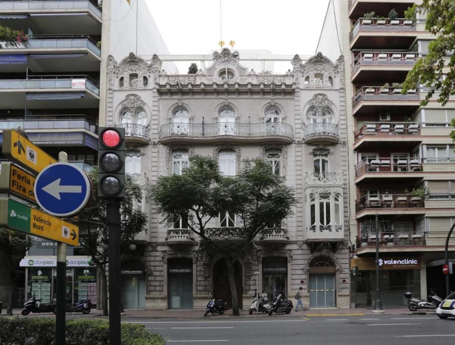 Casa Ortega (1906) - Gran Vía Marques del Turia, 9. Es una de las máximas muestras del modernismo valenciano y es obra de Manuel Peris. La decoración escultórica en altorrelieve recorre todo el frente con figuras humanas, animales y florales.