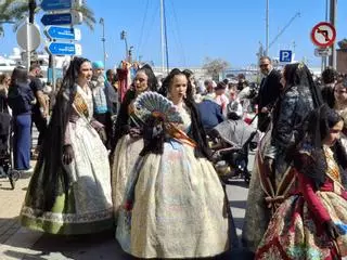 Tres mil falleros desfilan en Dénia en una ofrenda de sol y hasta abanicos (imágenes)