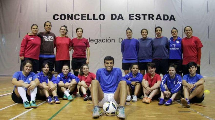 Plantilla y cuerpo técnico del A Estrada Futsal femenino, ayer, antes del entrenamiento. // Bernabé/Luismy