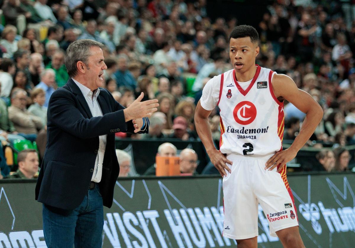 Fisac da instrucciones a Bell-Haynes durante el partido de este sábado.