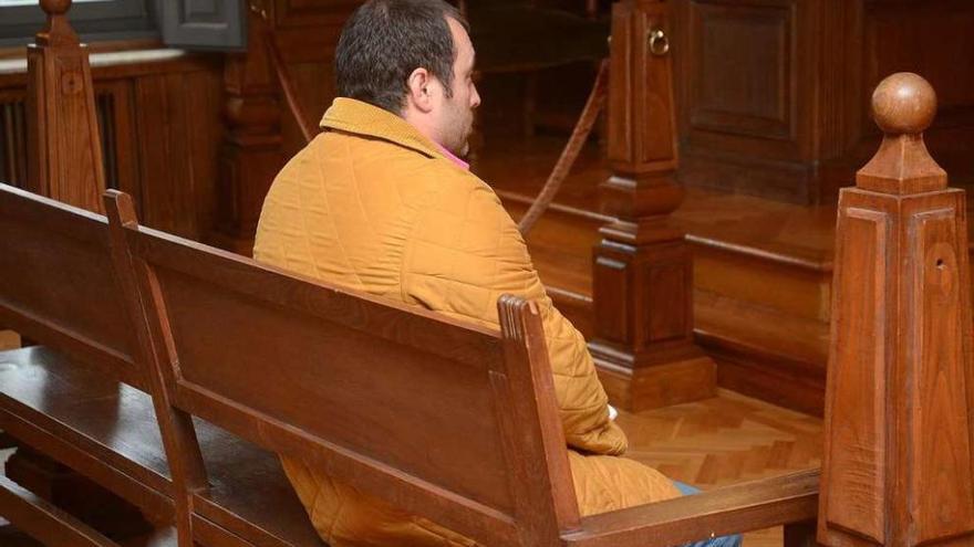 Gerardo C. V., ayer, sentado en el banquillo de los acusados de la Audiencia Provincial. // Rafa Vázquez