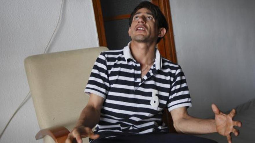 Aterrado. Pablo González, ayer, en su casa, explica a Levante-EMV cómo vivió el accidente.