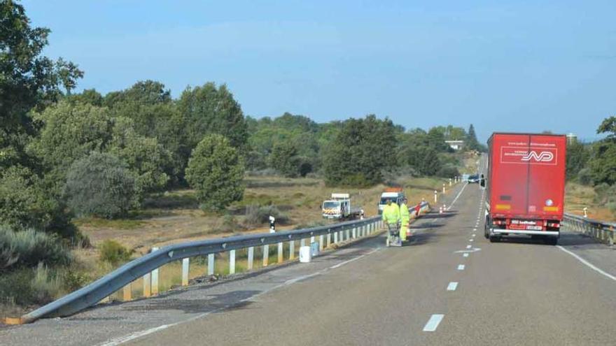 Obras de mantenimiento en la N-631, en Otero de Bodas