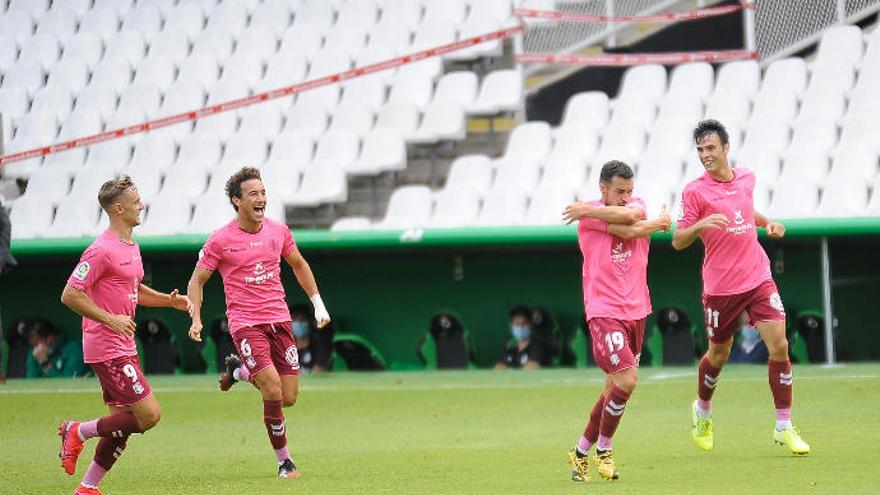 Joselu celebra su gol, el primero del Tenerife ante el Racing de Santander, tras un preciso remate desde fuera del área.