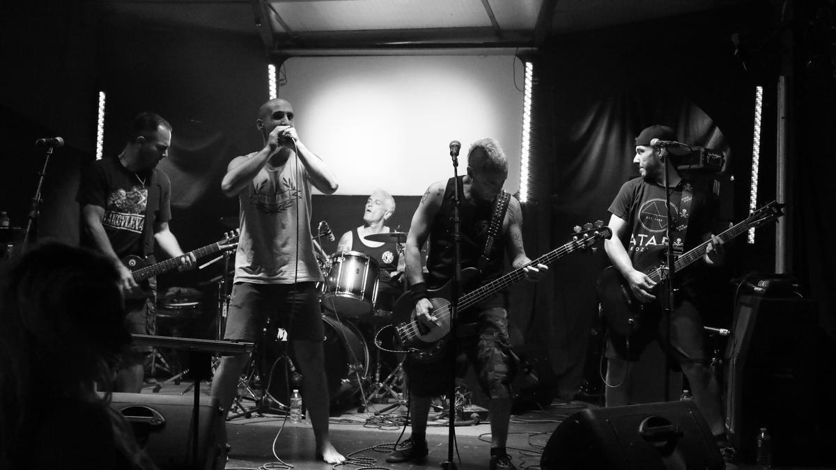 Investigan a los miembros de la banda de punk Yakovlev 42 por incitar al odio con sus letras