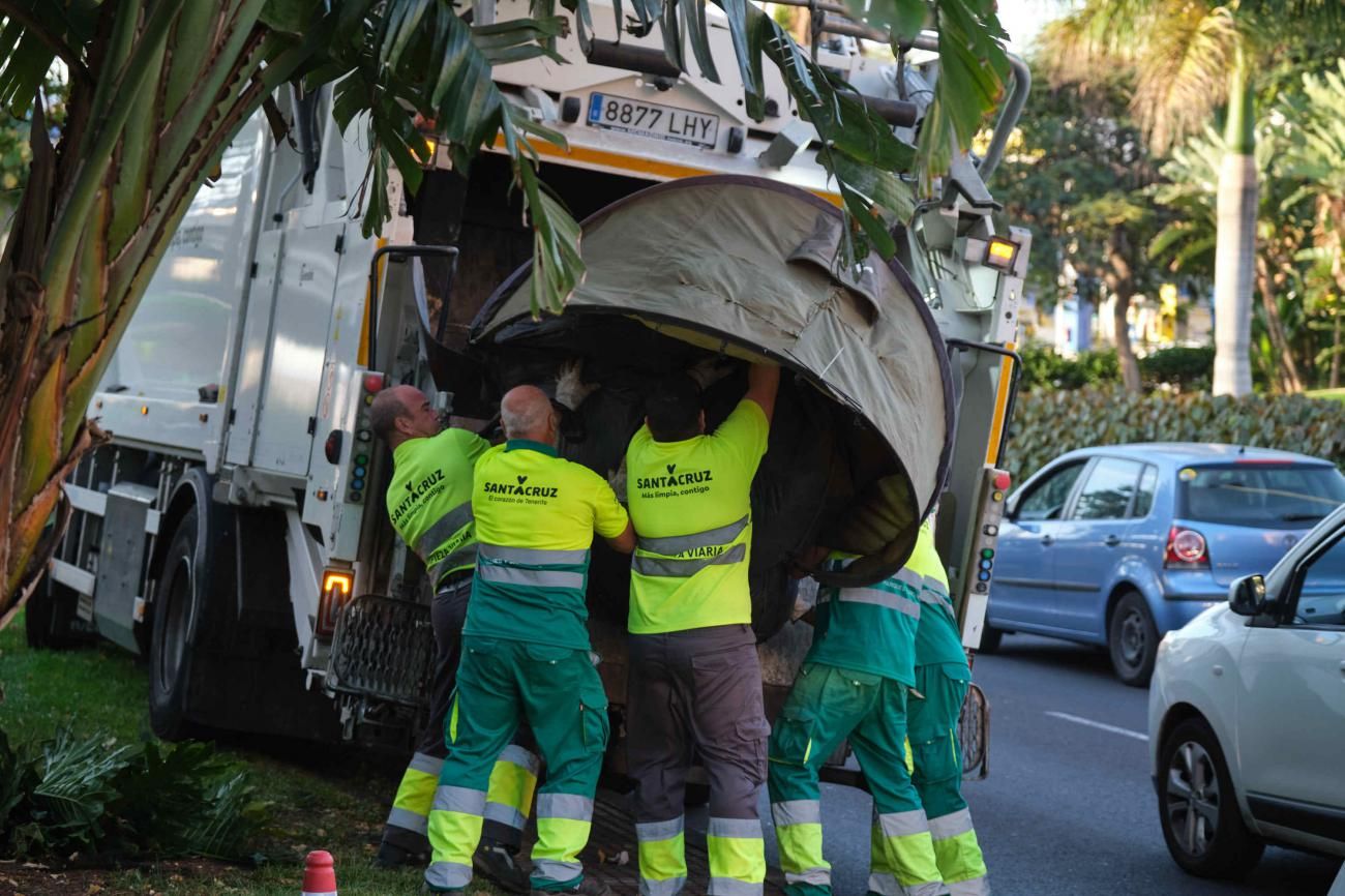 Operativo de limpieza debajo del puente de la piscina municipal de Santa Cruz