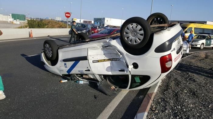 Taxi que volcó en el accidente