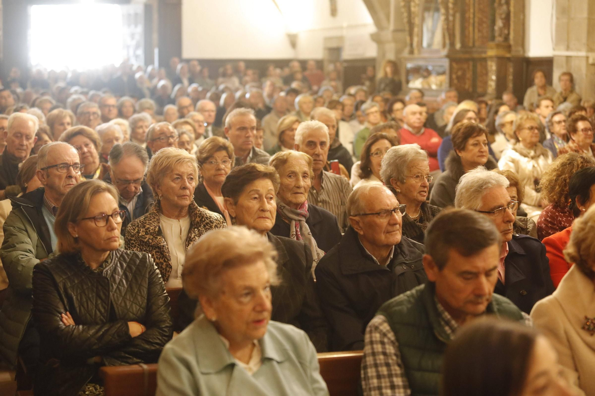 El cardenal Ángel Fernández Artime oficia la primera misa cardenalicia de Gozón en el día de Todos los Santos en la parroquia de Santa María de Luanco
