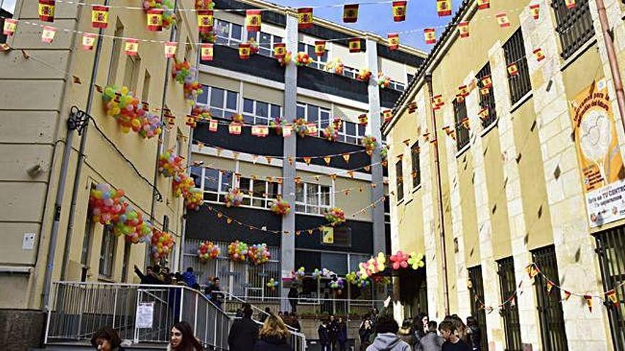 El patio del colegio, decorado para la celebración de las fiestas del centro.