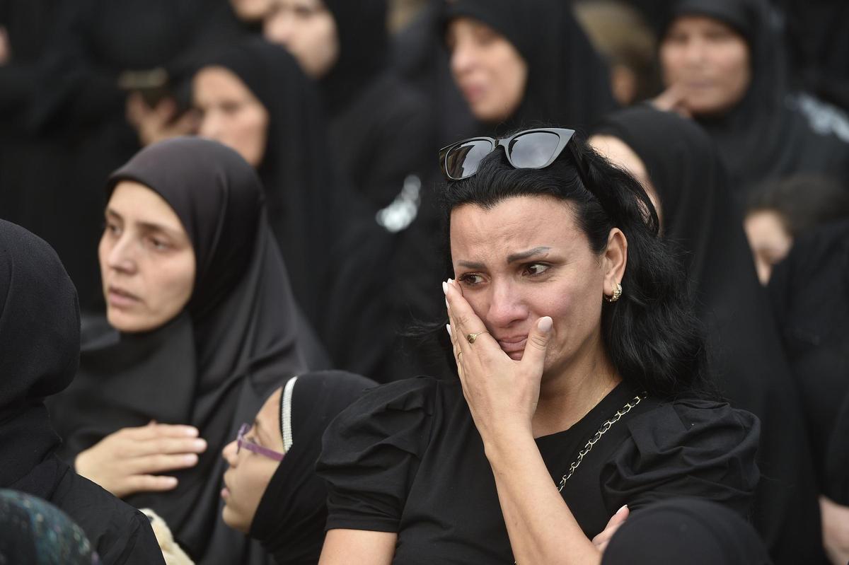 Funeral por los fallecidos en un ataque israelí en Maaysrah, una aldea al norte de Beirut.