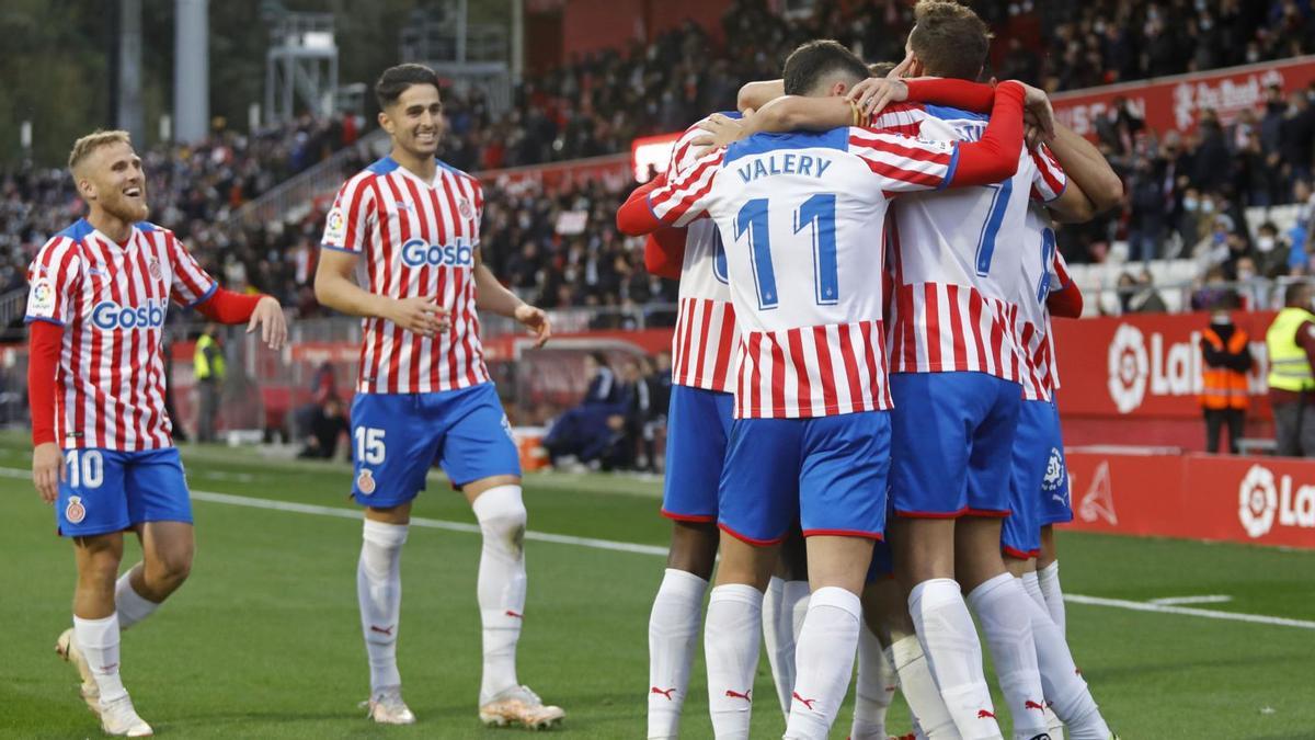 Alegria entre els jugadors
del Girona després de l’1-0 
de Baena.  aniol resclosa | ANIOL RESCLOSA