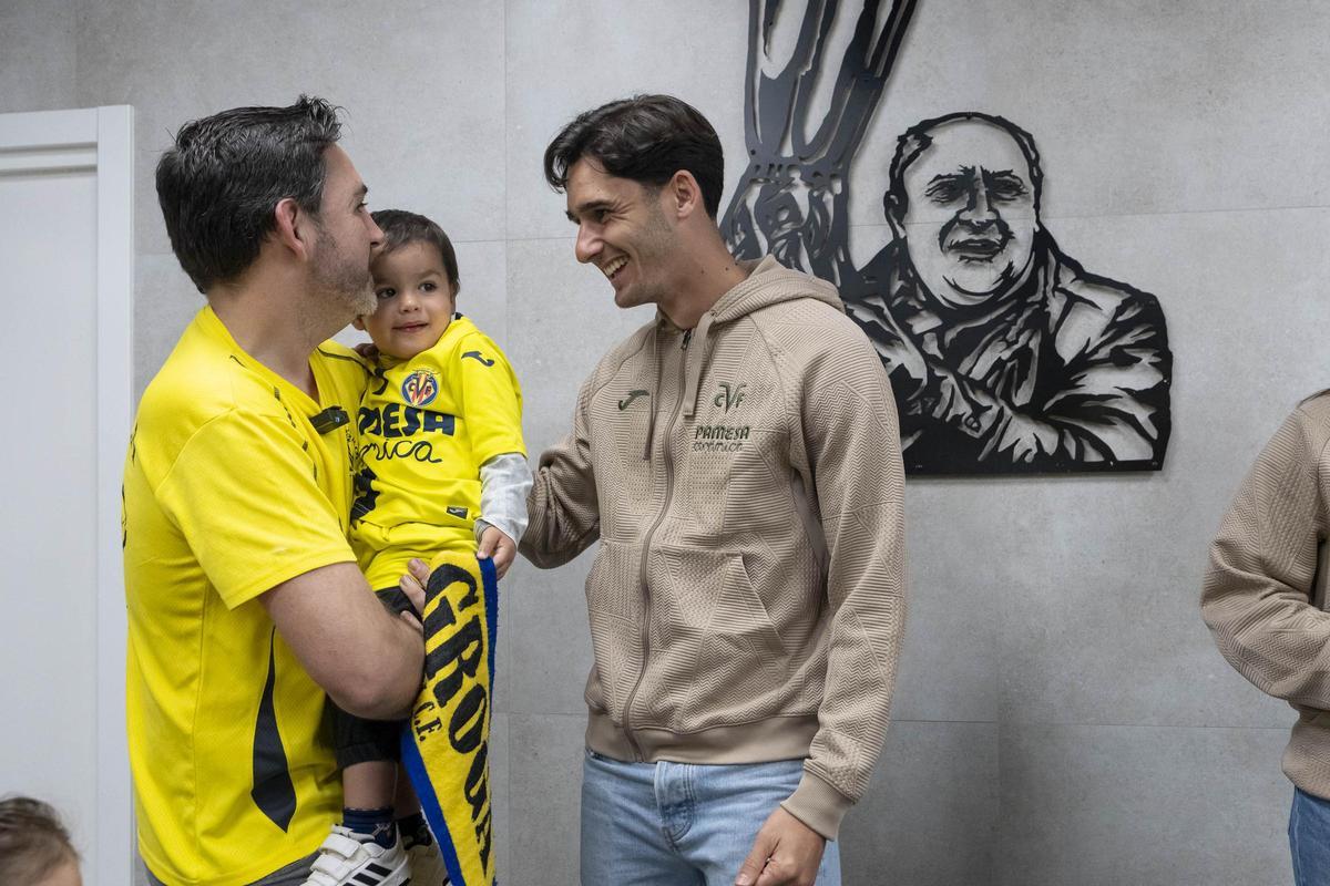 Sergi Cardona, junto a dos aficionados.