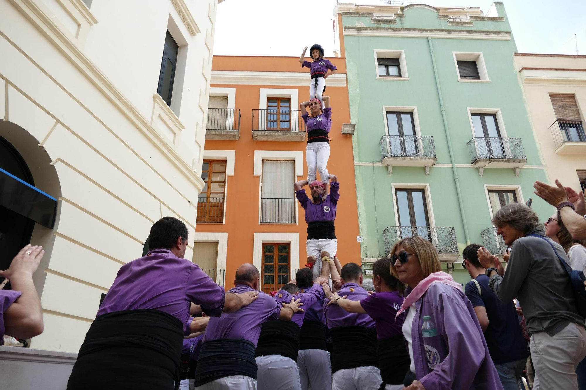 El tradicional pilar caminant de la Colla Castellera de Figueres congrega centenars de persones