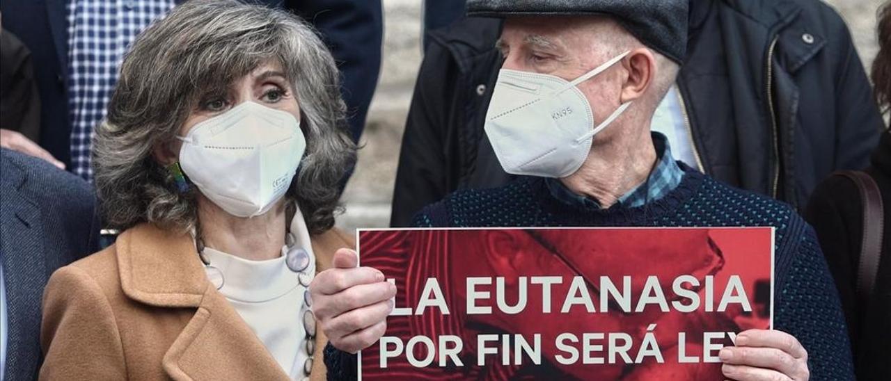 La exministra de Sanidad Maria Luisa Carcedo, junto a Angel Hernandez (que ayudo a morir a su mujer, enferma de esclerosis multiple), celebran frente al Congreso la aprobacion de la ley de la eutanasia, el 17 de diciembre.