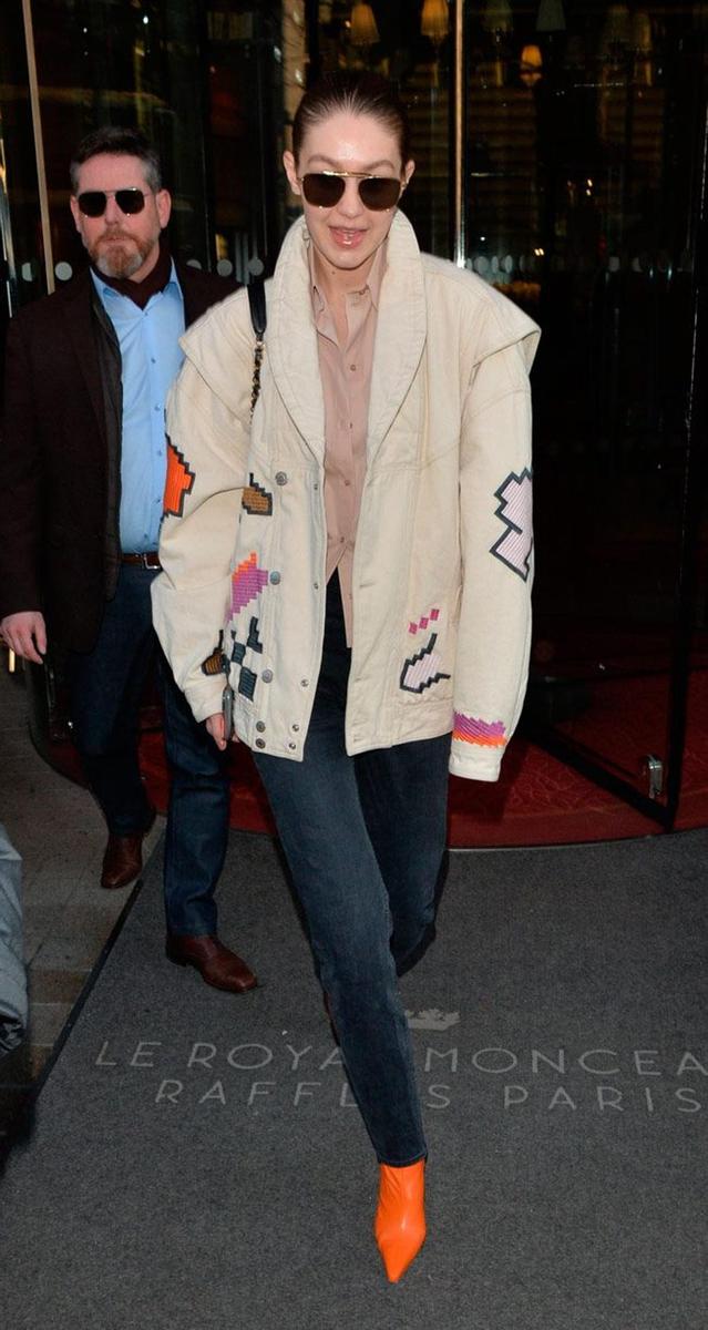 Gigi Hadid con camisa masculina de color maquillaje