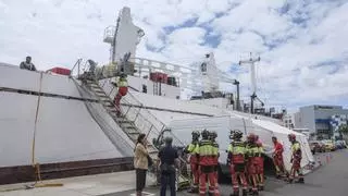 Fuego a bordo del ‘Dubreka’: un simulacro pone a prueba a los bomberos en el Puerto de Las Palmas