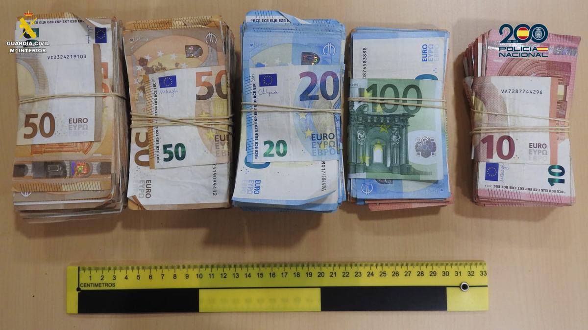 Dinero recuperado por Guardia Civil y Policía Nacional tras caer una banda especializada en robos de alto nivel que sustrajo en Oleiros 225.000 euros en piezas de orfebrería.