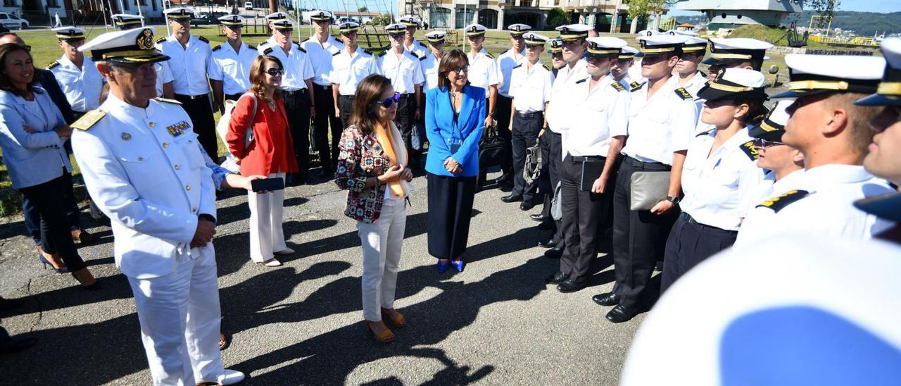 La ministra charló distendidamente con un grupo de alumnos de segundo curso de la Escuela Naval de Marín. |   // GUSTAVO SANTOS