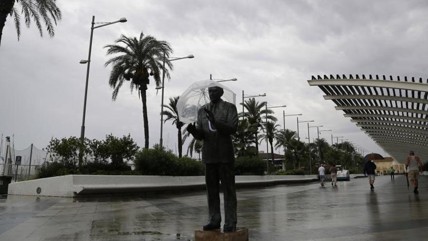 Imagen del paseo Vista Alegre de Torrevieja esta mañana con el monumento a los músicos/ FOTO JOAQUÍN CARRIÓN