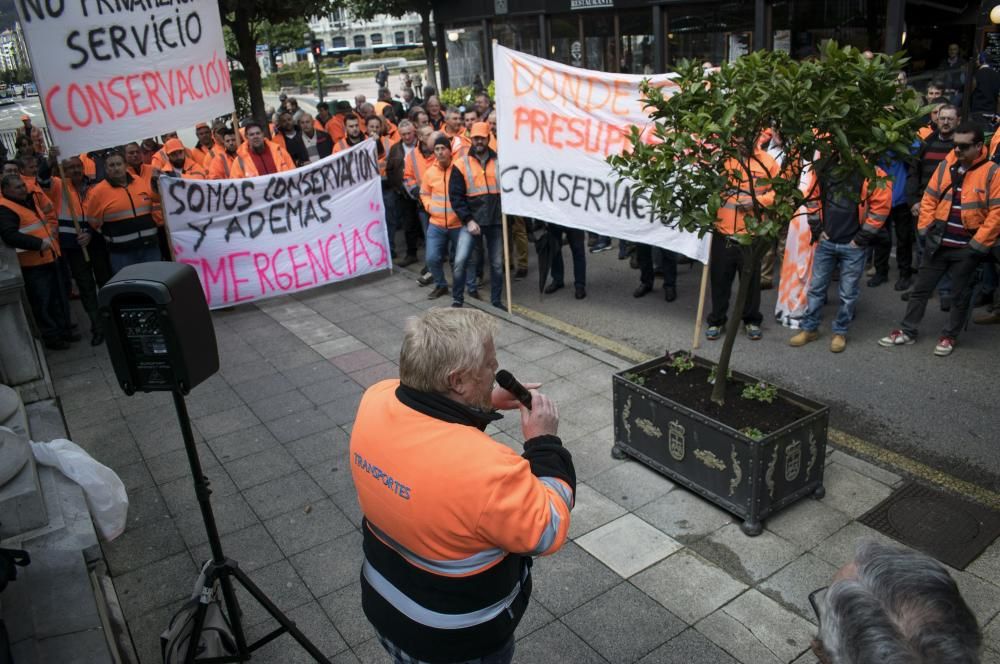 Las trabajadores de carreteras se manifiestan ante la Junta