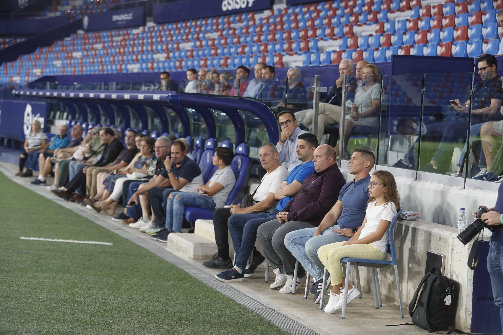 El Levante UD Iza la bandera con las peñas levantinistas