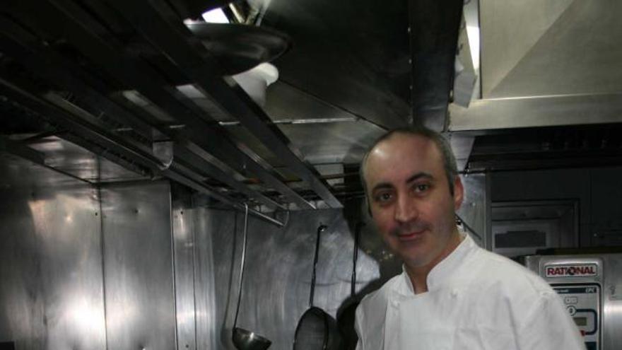 El cocinero Alfonso Santiago, ayer, en la cocina del Palermo.