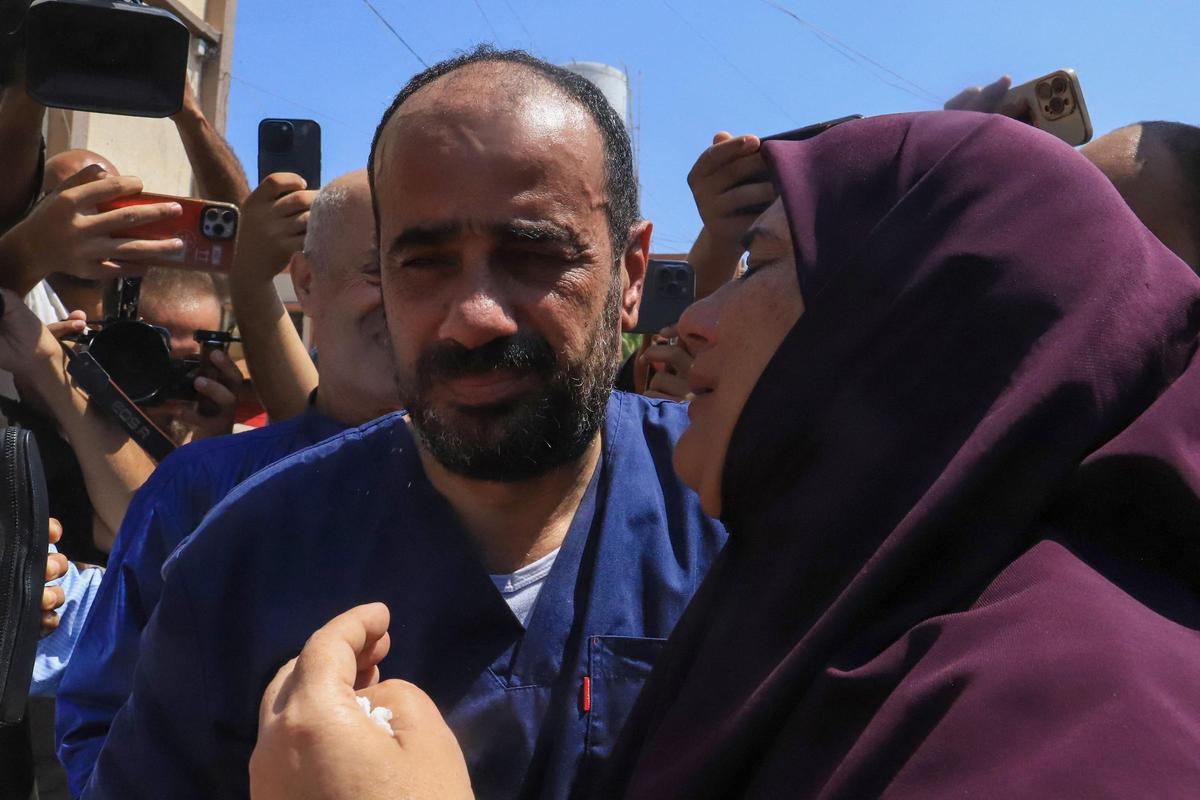 El director del hospital Al-Shifa, Mohammed Abu Salmiya, saluda a sus familiares en Gaza tras ser liberado de las cárceles israelíes.