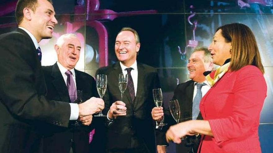 El presidente de la Generalitat brinda con cava durante un acto ayer en Requena.