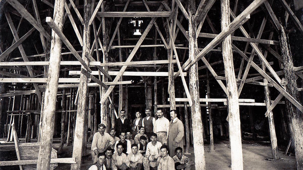 Imágenes de la construcción del teatro García Barbón, obras que se iniciaron en 1913 y concluyeron en 1927, siguiendo el proyecto del arquitecto Antonio Palacios.  Afundac ( (4).jpg