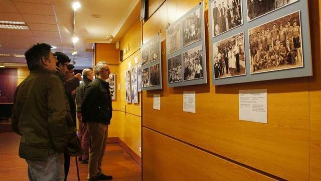 Asistentes, ayer, en la exposición de Candás.