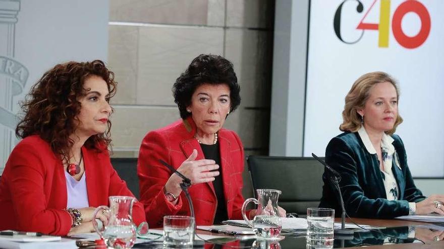 De izqda. a dcha., María Jesús Montero, Isabel Celaá y Nadia Calviño. // Efe