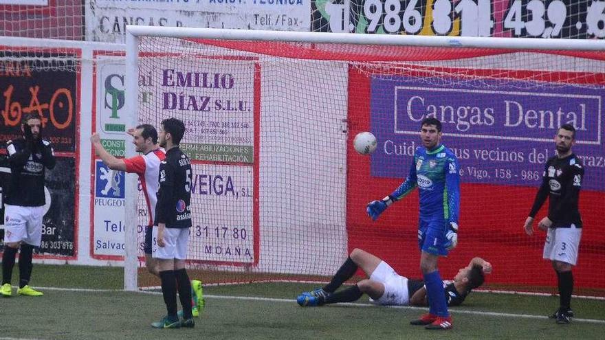 Golpe en la mesa del Silva en Cangas