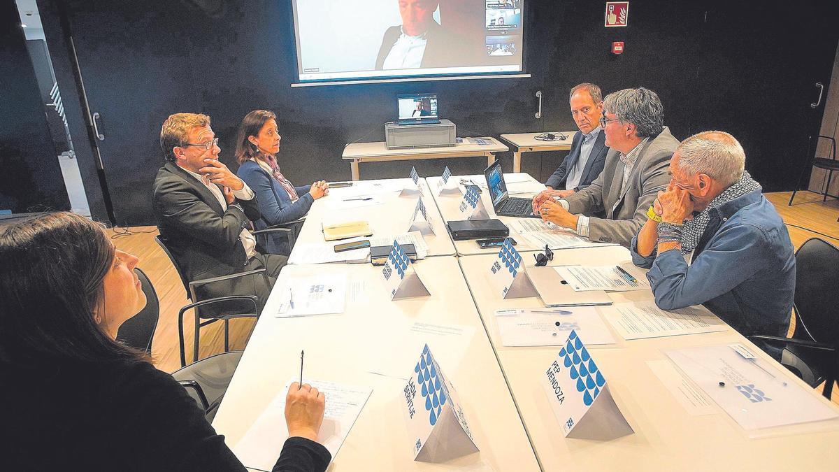Els membres del Consell Mediterrani de Girona, reunits dijous de forma presencial i virtual.