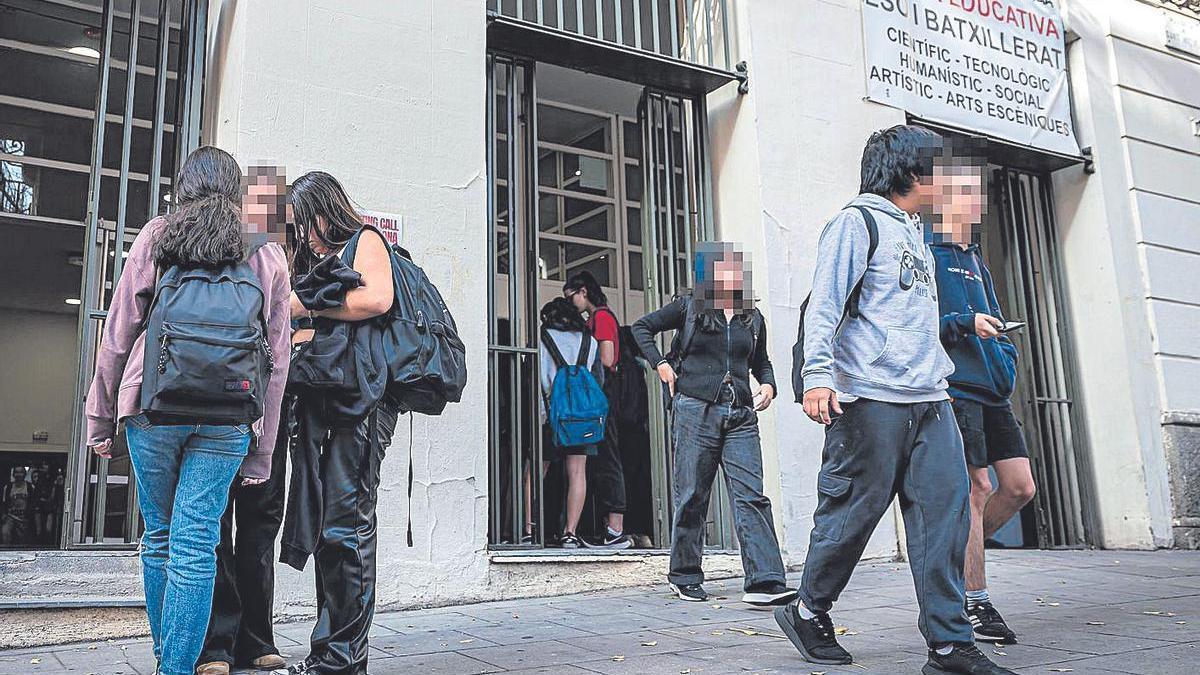 Adolescents a la sortida de l’institut Vila de Gràcia de Barcelona ahir a la tarda