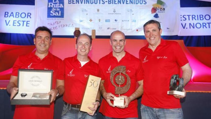 Juan Carlos Sanchis, Kiko Ramón, Joan Colomar y Damián Peris, del ´Café del Mar´, con los trofeos conseguidos.