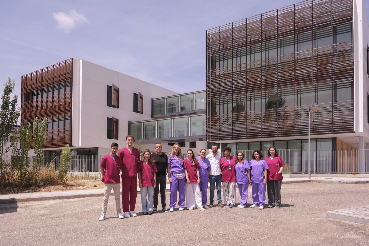 Trabajadores en el exterior del CAPD de Ourense, este miércoles.