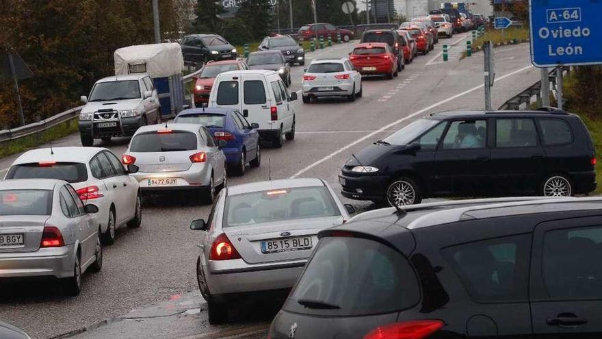 Colas de coches en dirección al complejo comercial de Paredes, en Siero.