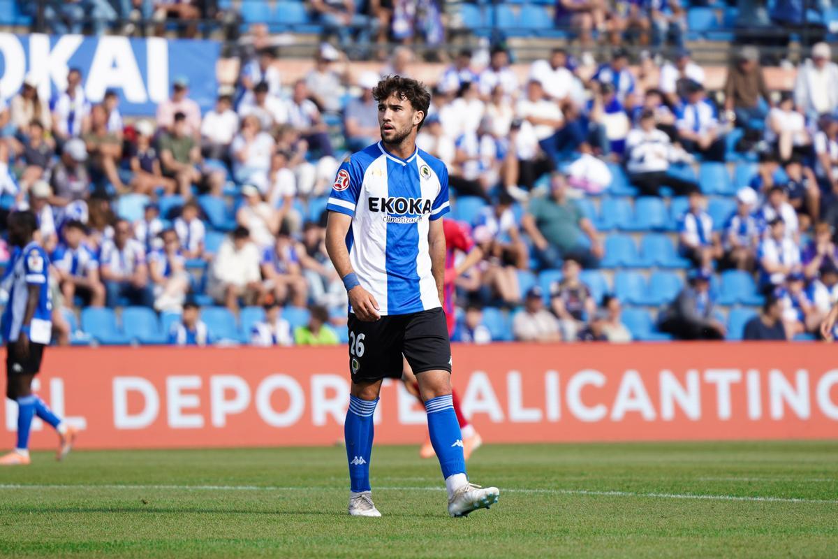 Sergio Gutiérrez, 'Guti', durante un partido con el primer equipo del Hércules este curso en el Rico Pérez.
