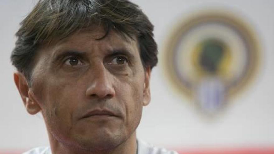 El entrenador del Hércules Gustavo Siviero, ayer con gesto pensativo en la sala de prensa del estadio José Rico Pérez.