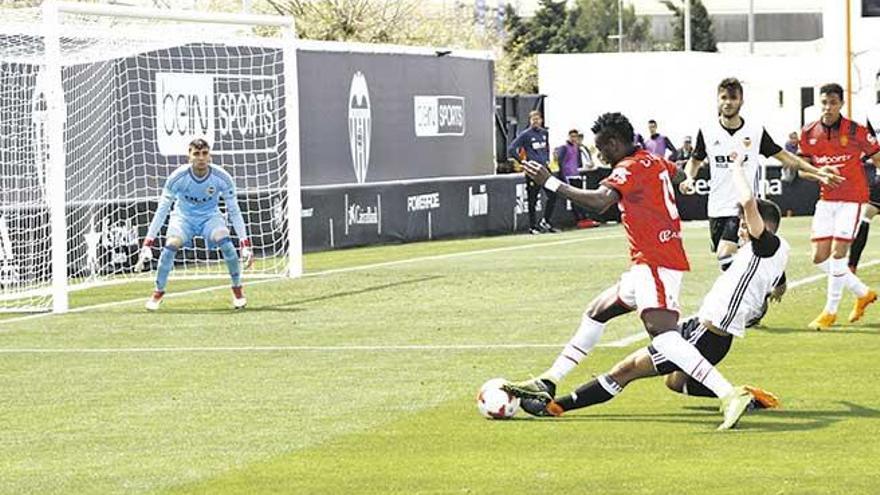 Lago Junior se interna en el área del Mestalla ante la mirada de Cristian Rivero.