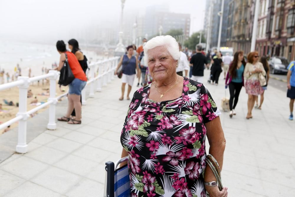 El manto de niebla sigue cubriendo Gijón