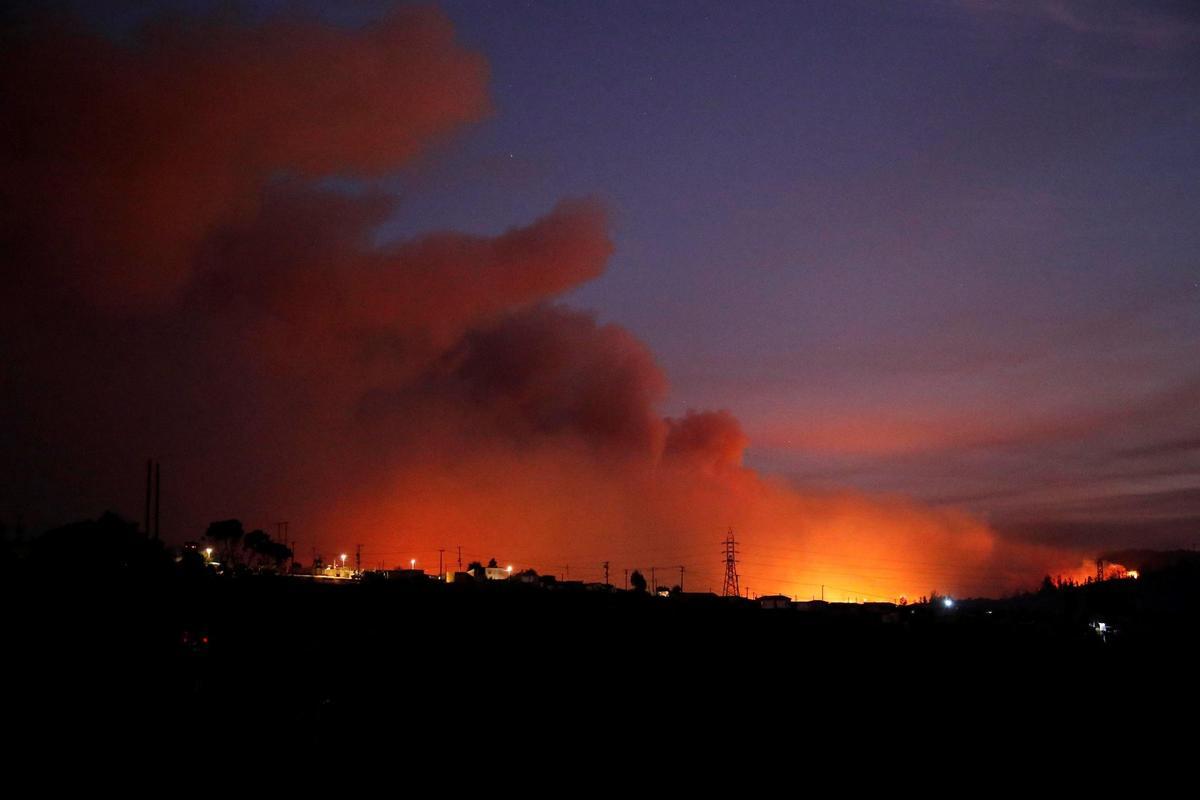 Los residentes son evacuados de sus hogares durante un incendio en Viña del Mar, Chile, el 2 de febrero de 2024. Una enorme nube de humo en forma de hongo se cierne sobre las zonas turísticas del centro de Chile, incluidas Viña del Mar y Valparaíso, donde estalló un incendio forestal el viernes, amenazando cientos de viviendas y obligando a la evacuación de los residentes.