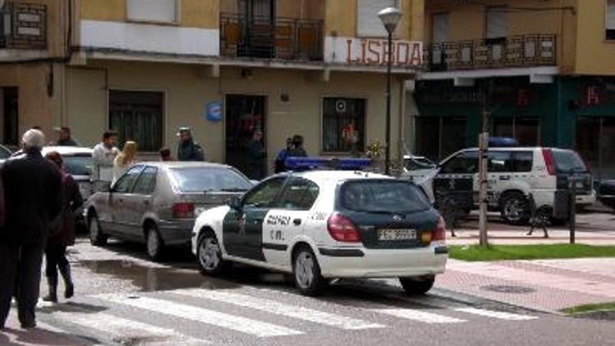 Una mujer marroquí ha fallecido poco después de este mediodía en Ciudad Rodrigo (Salamanca) al recibir uno o varios disparos por arma de fuego en el interior del bar que regentaba desde hace escasas semanas, el presunto autor del crimen se ha entregado a la Guardia Civil.